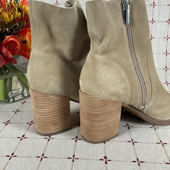 Steve Madden “Calabria” Tan Suede Ankle Boots Almond Toe Size 9.5 Beige Bootie - Picture 8 of 9